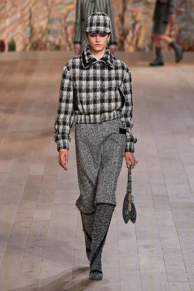 Look 19